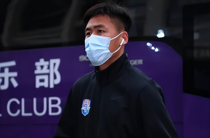 意外!他可能成大连英博本赛季首位主力难保的功勋球员,引发热议|宋岳|李昂|中卫|保级|于根伟_新浪体育_新浪新闻